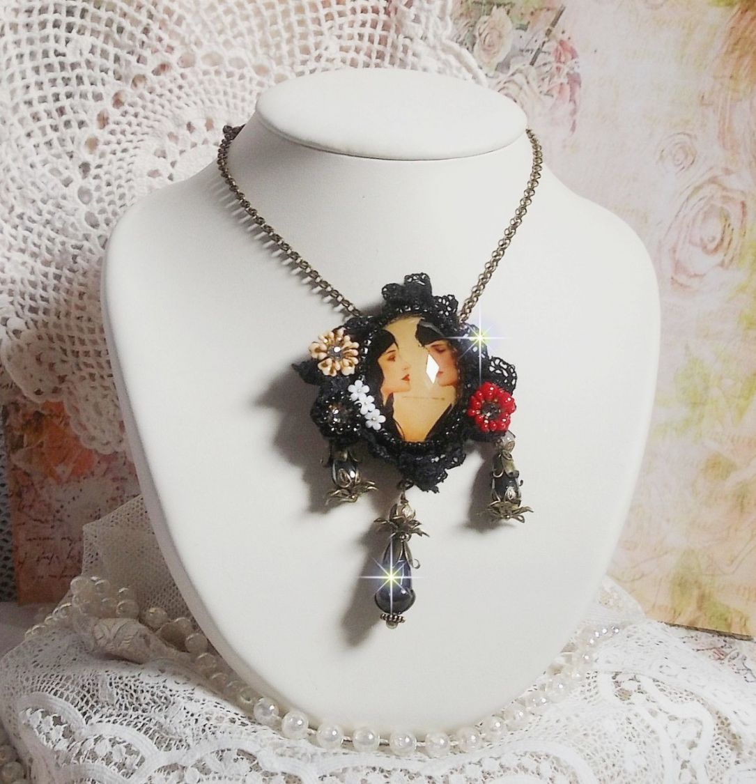 Collier Love Romance cr&eacute;e avec des cristaux, un cabochon ovale repr&eacute;sentant deux femmes, des Quartz, H&eacute;matites, des perles en plaqu&eacute; or et autres accessoires