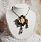 Collier Love Romance cr&eacute;e avec des cristaux, un cabochon ovale repr&eacute;sentant deux femmes, des Quartz, H&eacute;matites, des perles en plaqu&eacute; or et autres accessoires