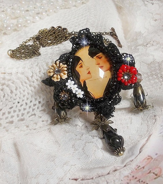 Collier Love Romance cr&eacute;e avec des cristaux, un cabochon ovale repr&eacute;sentant deux femmes, des Quartz, H&eacute;matites, des perles en plaqu&eacute; or et autres accessoires