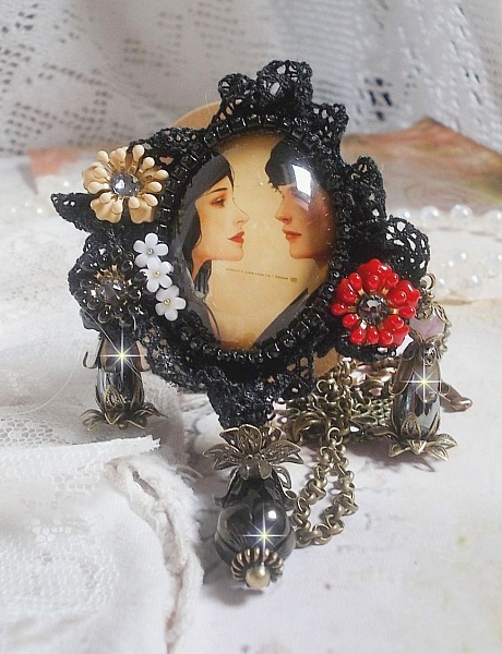 Collier Love Romance cr&eacute;e avec des cristaux, un cabochon ovale repr&eacute;sentant deux femmes, des Quartz, H&eacute;matites, des perles en plaqu&eacute; or et autres accessoires