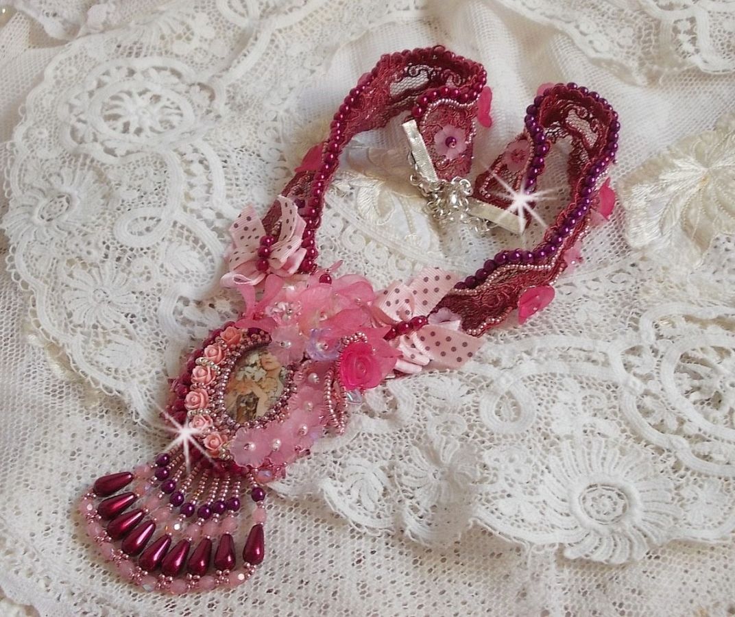Collier Magnolia avec une dentelle bordeaux tr&egrave;s fine avec des cristaux de Swarovski