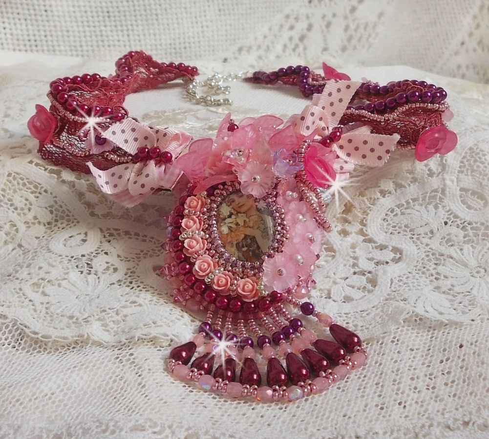 Collier Magnolia avec une dentelle bordeaux tr&egrave;s fine avec des cristaux de Swarovski