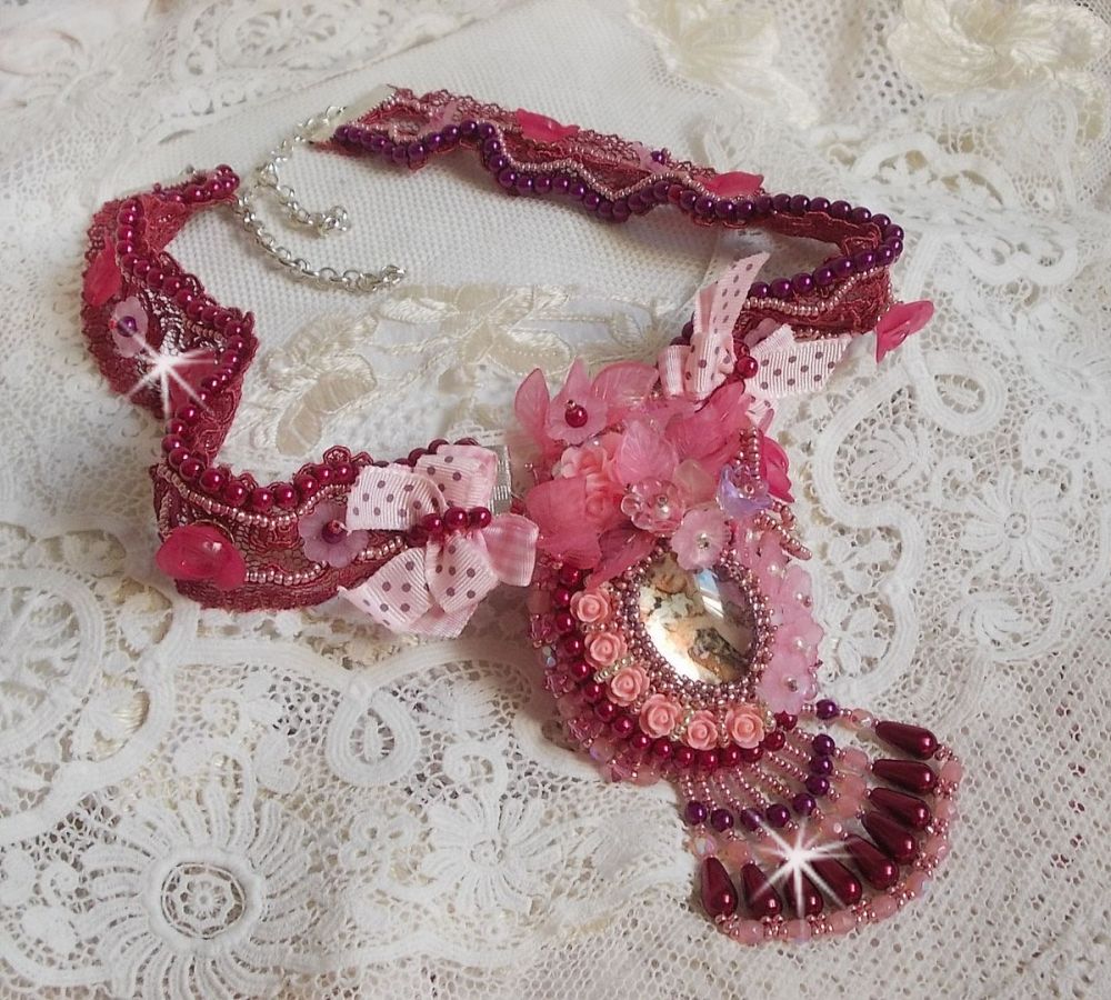 Collier Magnolia avec une dentelle bordeaux tr&egrave;s fine avec des cristaux de Swarovski
