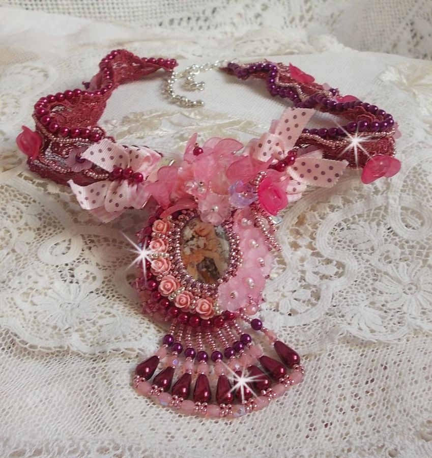 Collier Magnolia avec une dentelle bordeaux tr&egrave;s fine avec des cristaux de Swarovski