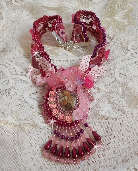 Collier Magnolia avec une dentelle bordeaux tr&egrave;s fine avec des cristaux de Swarovski