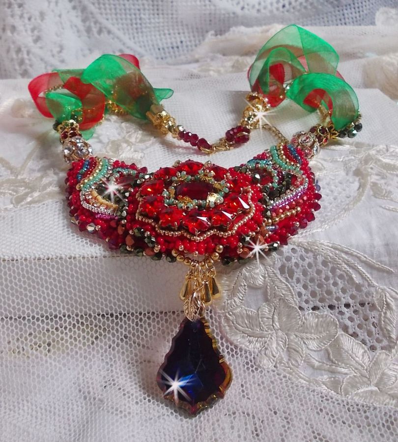 Collier Mia Haute Couture brod&eacute; avec des cabochons en Cristal couleur Rouge et octogone en verre ann&eacute;e 1960, perles en Plaqu&eacute; Or, rubans organza Rouge et Vert, breloques, toupie, goutte et rocailles