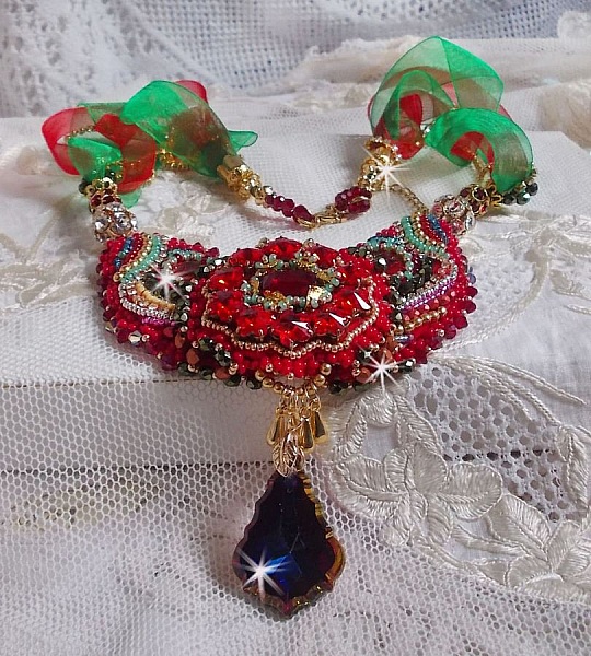 Collier Mia Haute Couture brod&eacute; avec des cabochons en Cristal couleur Rouge et octogone en verre ann&eacute;e 1960, perles en Plaqu&eacute; Or, rubans organza Rouge et Vert, breloques, toupie, goutte et rocailles