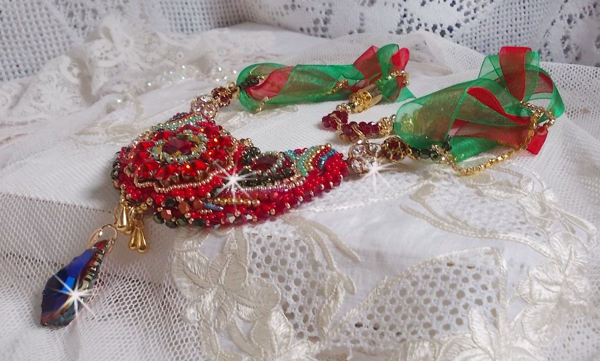 Collier Mia Haute Couture brod&eacute; avec des cabochons en Cristal couleur Rouge et octogone en verre ann&eacute;e 1960, perles en Plaqu&eacute; Or, rubans organza Rouge et Vert, breloques, toupie, goutte et rocailles