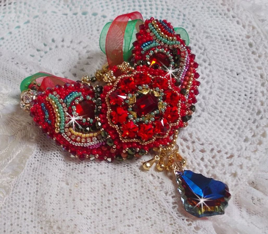 Collier Mia Haute Couture brod&eacute; avec des cabochons en Cristal couleur Rouge et octogone en verre ann&eacute;e 1960, perles en Plaqu&eacute; Or, rubans organza Rouge et Vert, breloques, toupie, goutte et rocailles