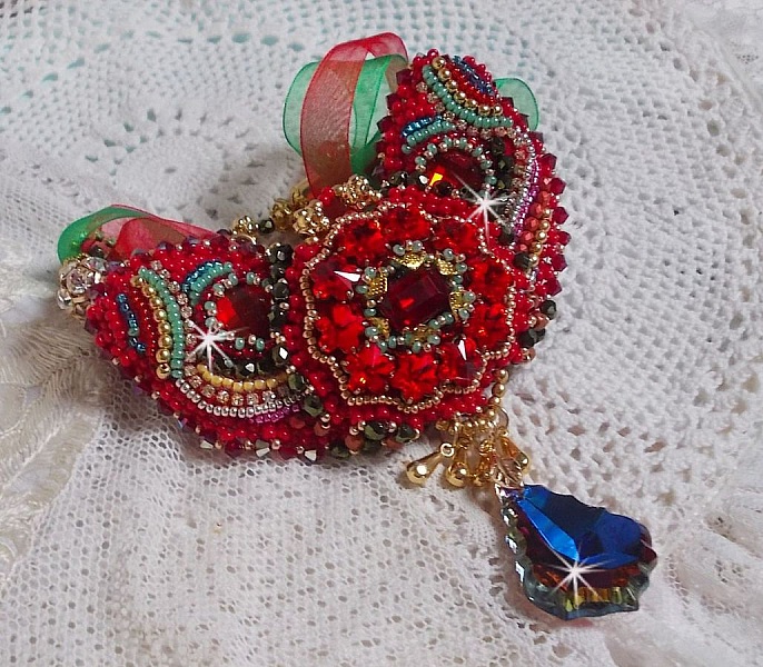 Collier Mia Haute Couture brod&eacute; avec des cabochons en Cristal couleur Rouge et octogone en verre ann&eacute;e 1960, perles en Plaqu&eacute; Or, rubans organza Rouge et Vert, breloques, toupie, goutte et rocailles