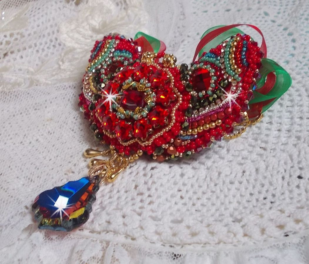 Collier Mia Haute Couture brod&eacute; avec des cabochons en Cristal couleur Rouge et octogone en verre ann&eacute;e 1960, perles en Plaqu&eacute; Or, rubans organza Rouge et Vert, breloques, toupie, goutte et rocailles