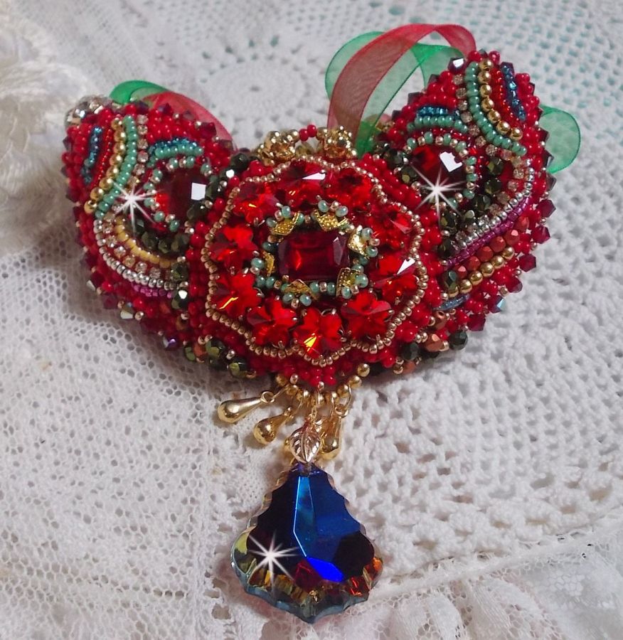 Collier Mia Haute Couture brod&eacute; avec des cabochons en Cristal couleur Rouge et octogone en verre ann&eacute;e 1960, perles en Plaqu&eacute; Or, rubans organza Rouge et Vert, breloques, toupie, goutte et rocailles