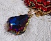 Collier Mia Haute Couture brod&eacute; avec des cabochons en Cristal couleur Rouge et octogone en verre ann&eacute;e 1960, perles en Plaqu&eacute; Or, rubans organza Rouge et Vert, breloques, toupie, goutte et rocailles