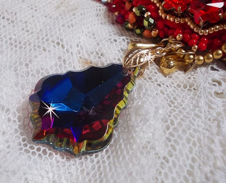 Collier Mia Haute Couture brod&eacute; avec des cabochons en Cristal couleur Rouge et octogone en verre ann&eacute;e 1960, perles en Plaqu&eacute; Or, rubans organza Rouge et Vert, breloques, toupie, goutte et rocailles