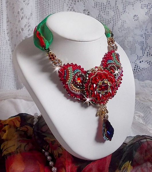 Collier Mia Haute Couture brod&eacute; avec des cabochons en Cristal couleur Rouge et octogone en verre ann&eacute;e 1960, perles en Plaqu&eacute; Or, rubans organza Rouge et Vert, breloques, toupie, goutte et rocailles