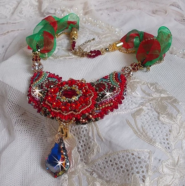 Collier Mia Haute Couture brod&eacute; avec des cabochons en Cristal couleur Rouge et octogone en verre ann&eacute;e 1960, perles en Plaqu&eacute; Or, rubans organza Rouge et Vert, breloques, toupie, goutte et rocailles