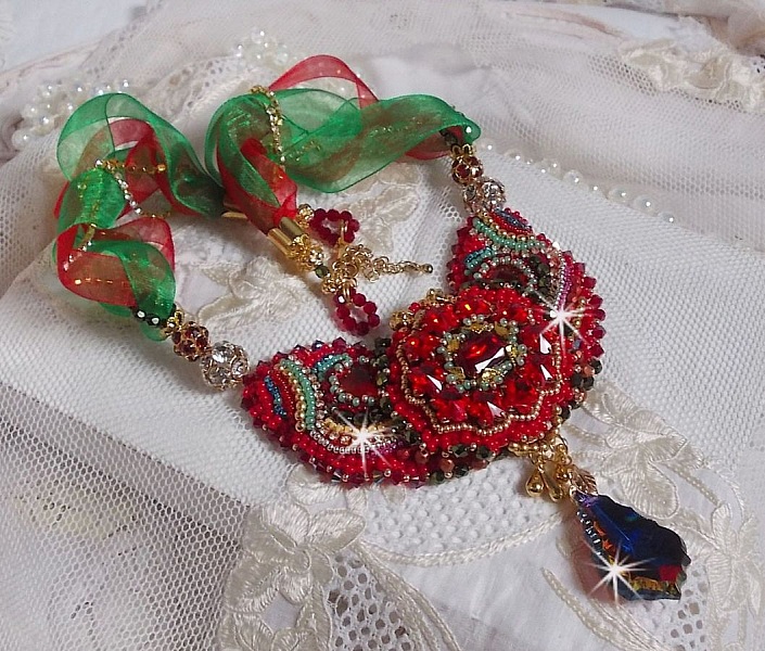 Collier Mia Haute Couture brod&eacute; avec des cabochons en Cristal couleur Rouge et octogone en verre ann&eacute;e 1960, perles en Plaqu&eacute; Or, rubans organza Rouge et Vert, breloques, toupie, goutte et rocailles