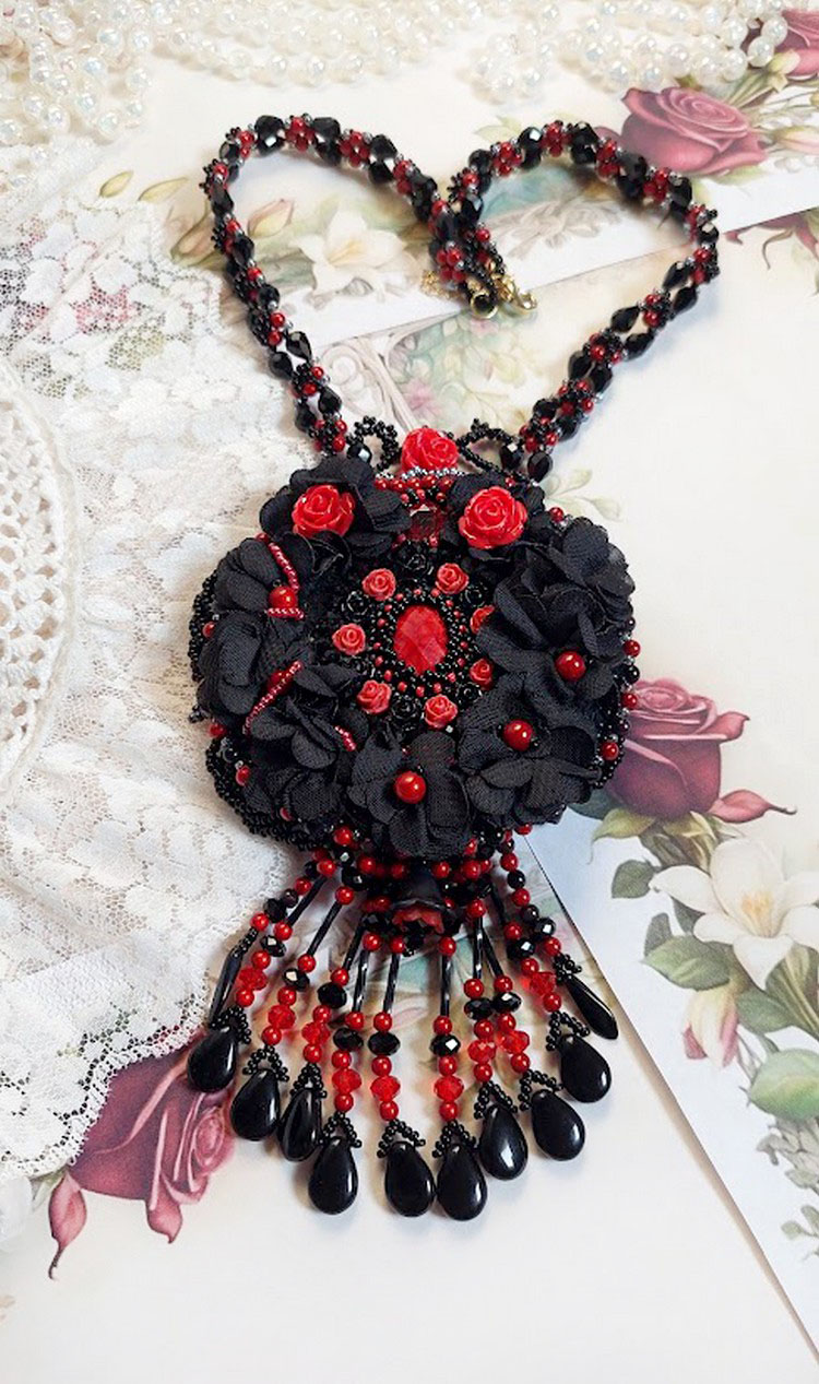 Collier Midnight in Paris brod&eacute; avec roses et cabochon en r&eacute;sine, perles magiques, ruban fleurs et perles Cristal Swarovski