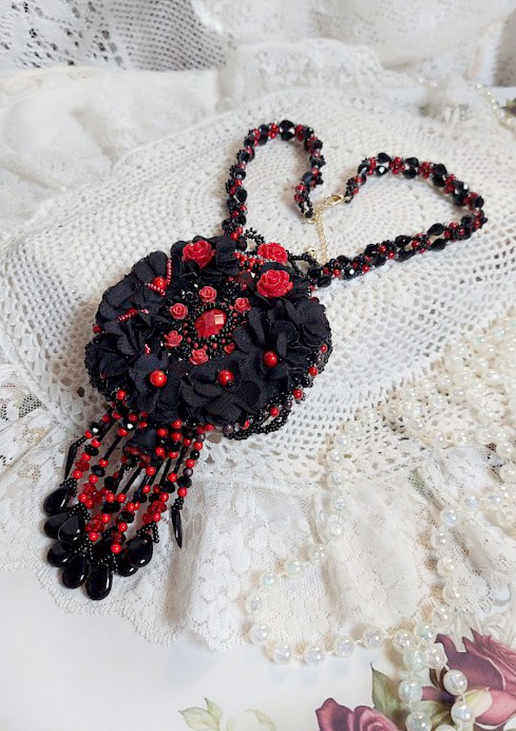 Collier Midnight in Paris brod&eacute; avec roses et cabochon en r&eacute;sine, perles magiques, ruban fleurs et perles Cristal Swarovski