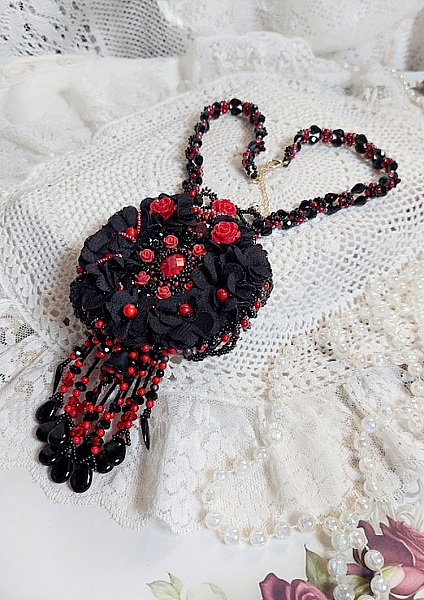 Collier Midnight in Paris brod&eacute; avec roses et cabochon en r&eacute;sine, perles magiques, ruban fleurs et perles Cristal Swarovski