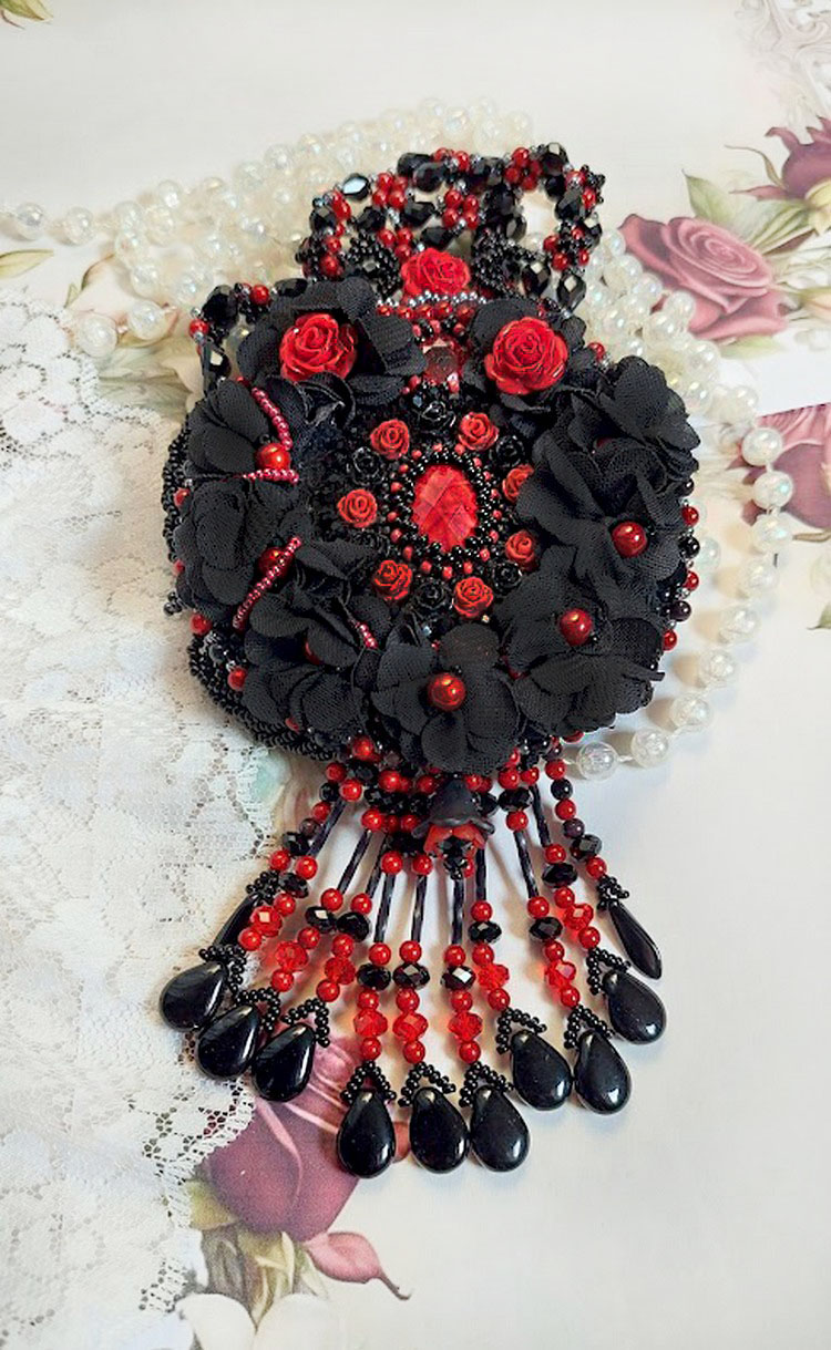 Collier Midnight in Paris brod&eacute; avec roses et cabochon en r&eacute;sine, perles magiques, ruban fleurs et perles Cristal Swarovski