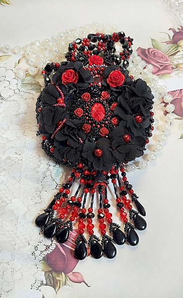 Collier Midnight in Paris brod&eacute; avec roses et cabochon en r&eacute;sine, perles magiques, ruban fleurs et perles Cristal Swarovski