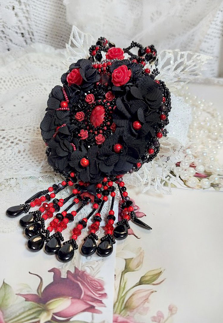 Collier Midnight in Paris brod&eacute; avec roses et cabochon en r&eacute;sine, perles magiques, ruban fleurs et perles Cristal Swarovski