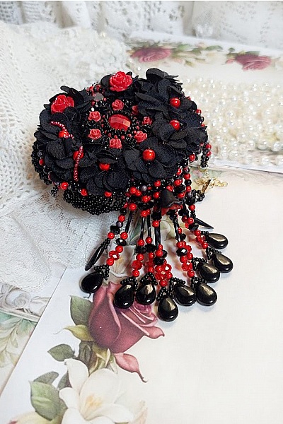 Collier Midnight in Paris brod&eacute; avec roses et cabochon en r&eacute;sine, perles magiques, ruban fleurs et perles Cristal Swarovski