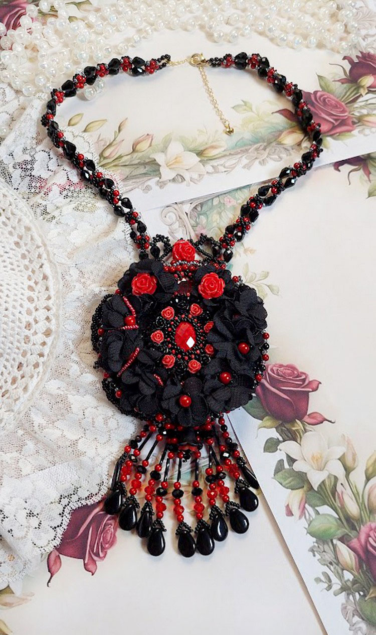 Collier Midnight in Paris brod&eacute; avec roses et cabochon en r&eacute;sine, perles magiques, ruban fleurs et perles Cristal Swarovski