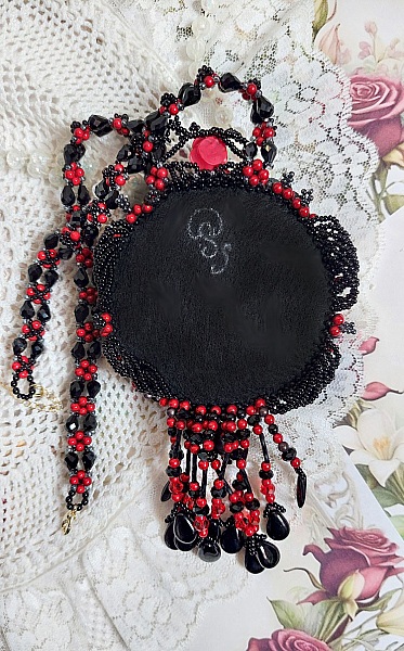 Collier Midnight in Paris brod&eacute; avec roses et cabochon en r&eacute;sine, perles magiques, ruban fleurs et perles Cristal Swarovski