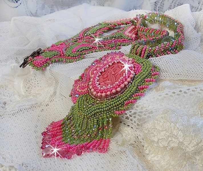 Collier Miss Lady brod&eacute; avec un cabochon repr&eacute;sentant des fleurs de couleur Rose Pink &agrave; laquelle s'ajoute perles rondes, toupies en Cristal, facettes, rocailles Anis, Rose et perle c&eacute;ramique 