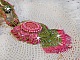 Collier Miss Lady brod&eacute; avec un cabochon repr&eacute;sentant des fleurs de couleur Rose Pink &agrave; laquelle s'ajoute perles rondes, toupies en Cristal, facettes, rocailles Anis, Rose et perle c&eacute;ramique 