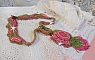 Collier Miss Lady brod&eacute; avec un cabochon repr&eacute;sentant des fleurs de couleur Rose Pink &agrave; laquelle s'ajoute perles rondes, toupies en Cristal, facettes, rocailles Anis, Rose et perle c&eacute;ramique 