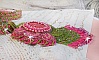 Collier Miss Lady brod&eacute; avec un cabochon repr&eacute;sentant des fleurs de couleur Rose Pink &agrave; laquelle s'ajoute perles rondes, toupies en Cristal, facettes, rocailles Anis, Rose et perle c&eacute;ramique 