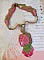 Collier Miss Lady brod&eacute; avec un cabochon repr&eacute;sentant des fleurs de couleur Rose Pink &agrave; laquelle s'ajoute perles rondes, toupies en Cristal, facettes, rocailles Anis, Rose et perle c&eacute;ramique 