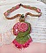 Collier Miss Lady brod&eacute; avec un cabochon repr&eacute;sentant des fleurs de couleur Rose Pink &agrave; laquelle s'ajoute perles rondes, toupies en Cristal, facettes, rocailles Anis, Rose et perle c&eacute;ramique 