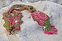Collier Miss Lady brod&eacute; avec un cabochon repr&eacute;sentant des fleurs de couleur Rose Pink &agrave; laquelle s'ajoute perles rondes, toupies en Cristal, facettes, rocailles Anis, Rose et perle c&eacute;ramique 