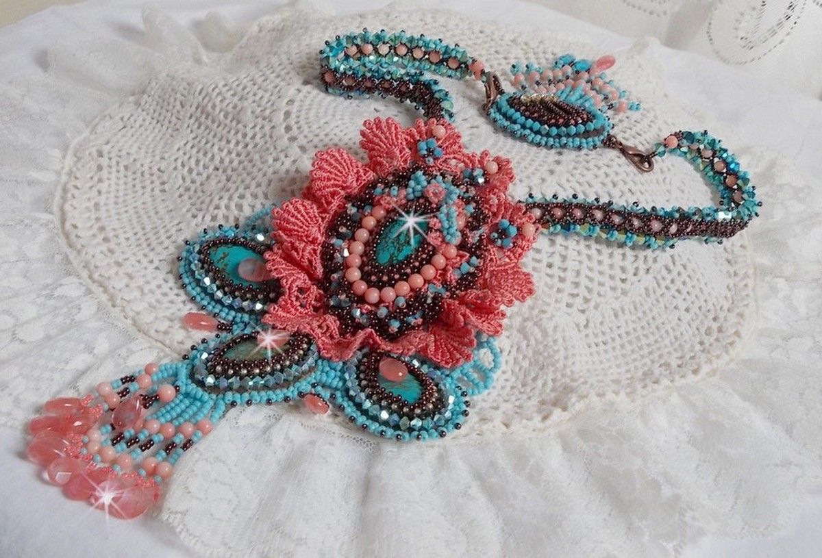 Plastron Na&iuml;ade plastron Haute-Couture cr&eacute;e avec des cabochons turquoise Hubei et perles en Corail &agrave; laquelle s'ajoute des cristaux, gouttes en Verre de boh&egrave;me, rocailles, dentelle avec fermoirs 