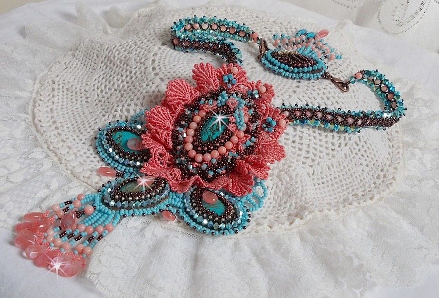 Plastron Na&iuml;ade plastron Haute-Couture cr&eacute;e avec des cabochons turquoise Hubei et perles en Corail &agrave; laquelle s'ajoute des cristaux, gouttes en Verre de boh&egrave;me, rocailles, dentelle avec fermoirs 