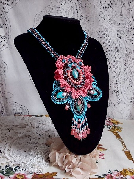 Plastron Na&iuml;ade plastron Haute-Couture cr&eacute;e avec des cabochons turquoise Hubei et perles en Corail &agrave; laquelle s'ajoute des cristaux, gouttes en Verre de boh&egrave;me, rocailles, dentelle avec fermoirs 