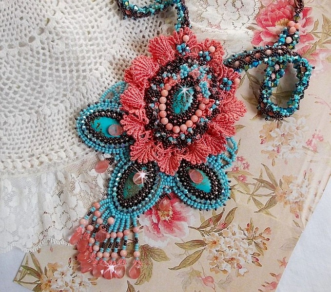 Plastron Na&iuml;ade plastron Haute-Couture cr&eacute;e avec des cabochons turquoise Hubei et perles en Corail &agrave; laquelle s'ajoute des cristaux, gouttes en Verre de boh&egrave;me, rocailles, dentelle avec fermoirs 