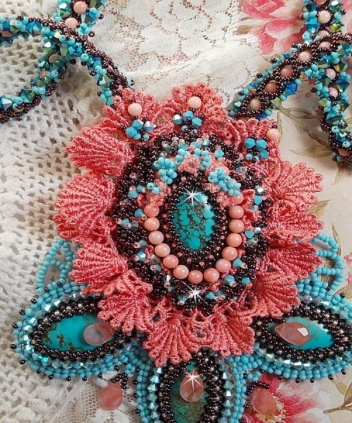 Plastron Na&iuml;ade plastron Haute-Couture cr&eacute;e avec des cabochons turquoise Hubei et perles en Corail &agrave; laquelle s'ajoute des cristaux, gouttes en Verre de boh&egrave;me, rocailles, dentelle avec fermoirs 
