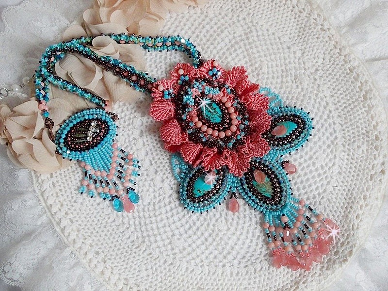 Plastron Na&iuml;ade plastron Haute-Couture cr&eacute;e avec des cabochons turquoise Hubei et perles en Corail &agrave; laquelle s'ajoute des cristaux, gouttes en Verre de boh&egrave;me, rocailles, dentelle avec fermoirs 