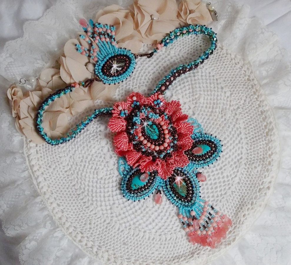 Plastron Na&iuml;ade plastron Haute-Couture cr&eacute;e avec des cabochons turquoise Hubei et perles en Corail &agrave; laquelle s'ajoute des cristaux, gouttes en Verre de boh&egrave;me, rocailles, dentelle avec fermoirs 