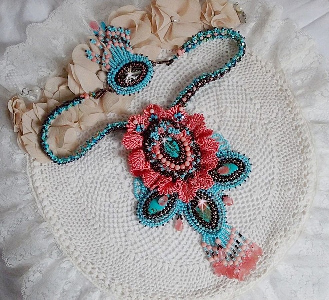 Plastron Na&iuml;ade plastron Haute-Couture cr&eacute;e avec des cabochons turquoise Hubei et perles en Corail &agrave; laquelle s'ajoute des cristaux, gouttes en Verre de boh&egrave;me, rocailles, dentelle avec fermoirs 
