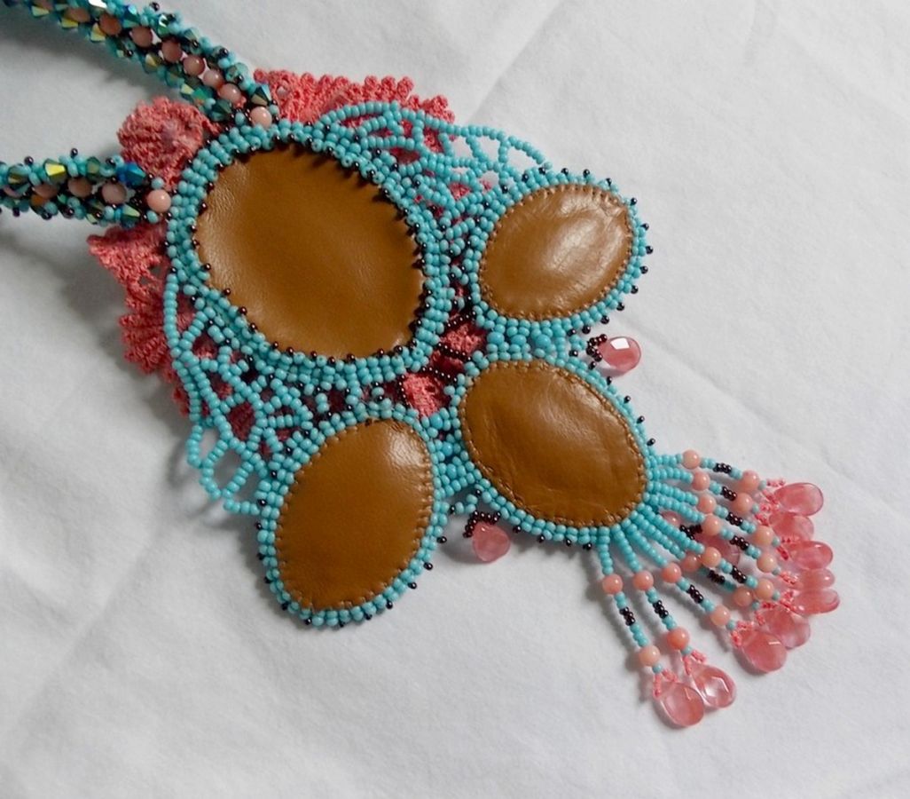 Plastron Na&iuml;ade plastron Haute-Couture cr&eacute;e avec des cabochons turquoise Hubei et perles en Corail &agrave; laquelle s'ajoute des cristaux, gouttes en Verre de boh&egrave;me, rocailles, dentelle avec fermoirs 