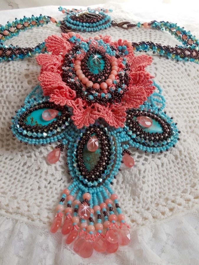 Plastron Na&iuml;ade plastron Haute-Couture cr&eacute;e avec des cabochons turquoise Hubei et perles en Corail &agrave; laquelle s'ajoute des cristaux, gouttes en Verre de boh&egrave;me, rocailles, dentelle avec fermoirs 