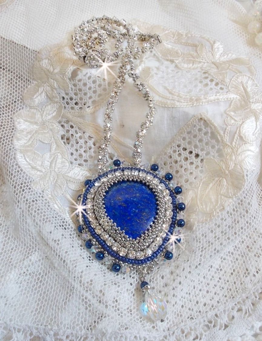 Collier artisanal brodé en Lapis Lazuli et cristaux scintillants.