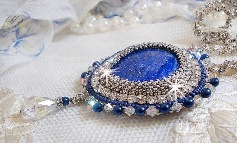 Collier artisanal brodé avec pendentif en Lapis Lazuli bleu.