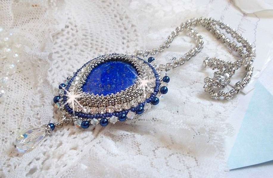 Collier artisanal en Lapis Lazuli, cristaux et perles bleu marine.